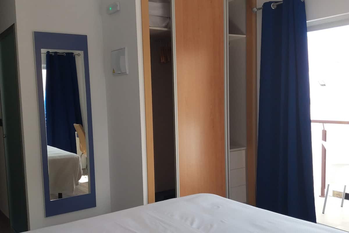 Camera con letto matrimoniale o 2 letti singoli, balcone | Una cassaforte in camera, una scrivania, Wi-Fi gratuito, lenzuola