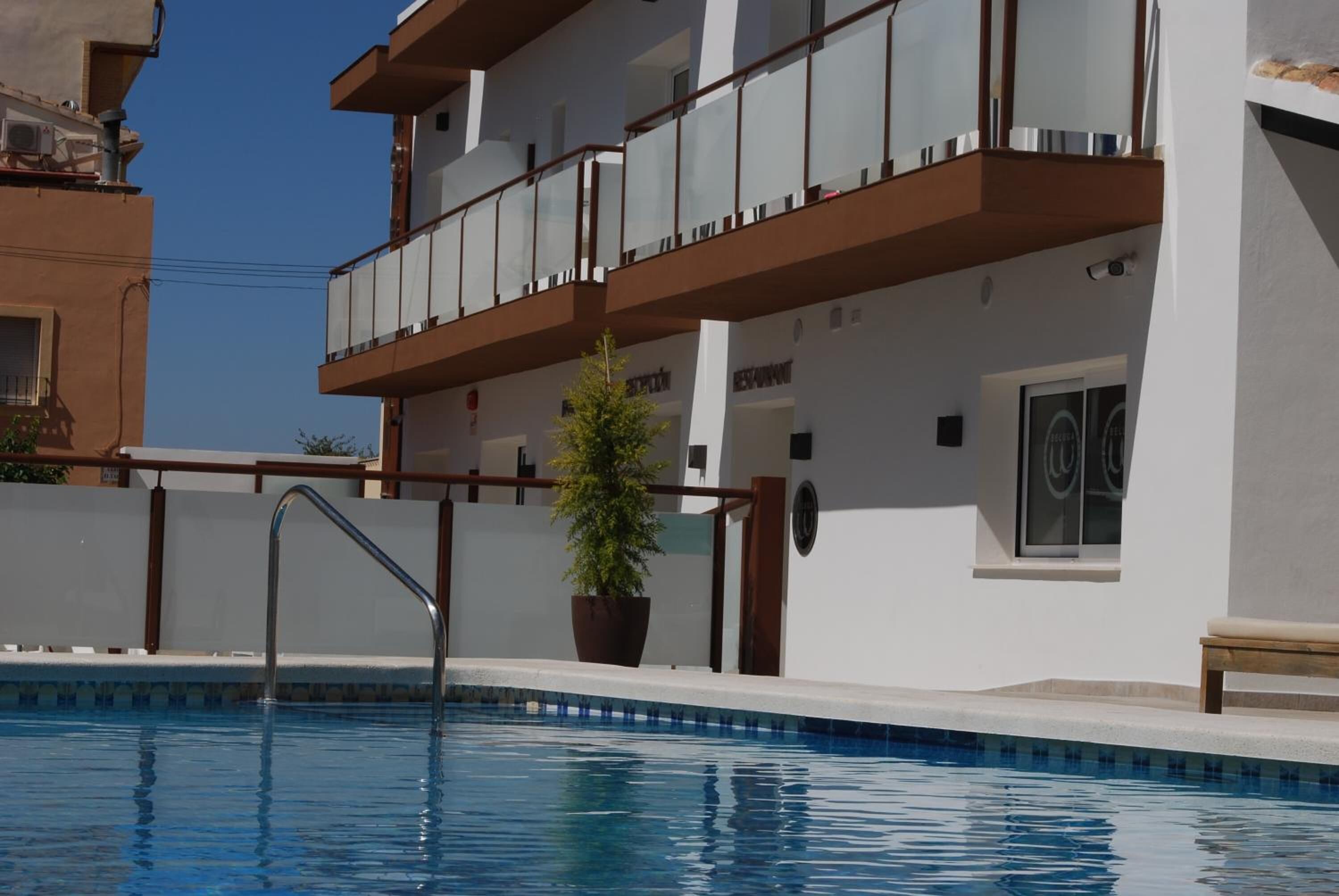 outdoor pool, pool loungers