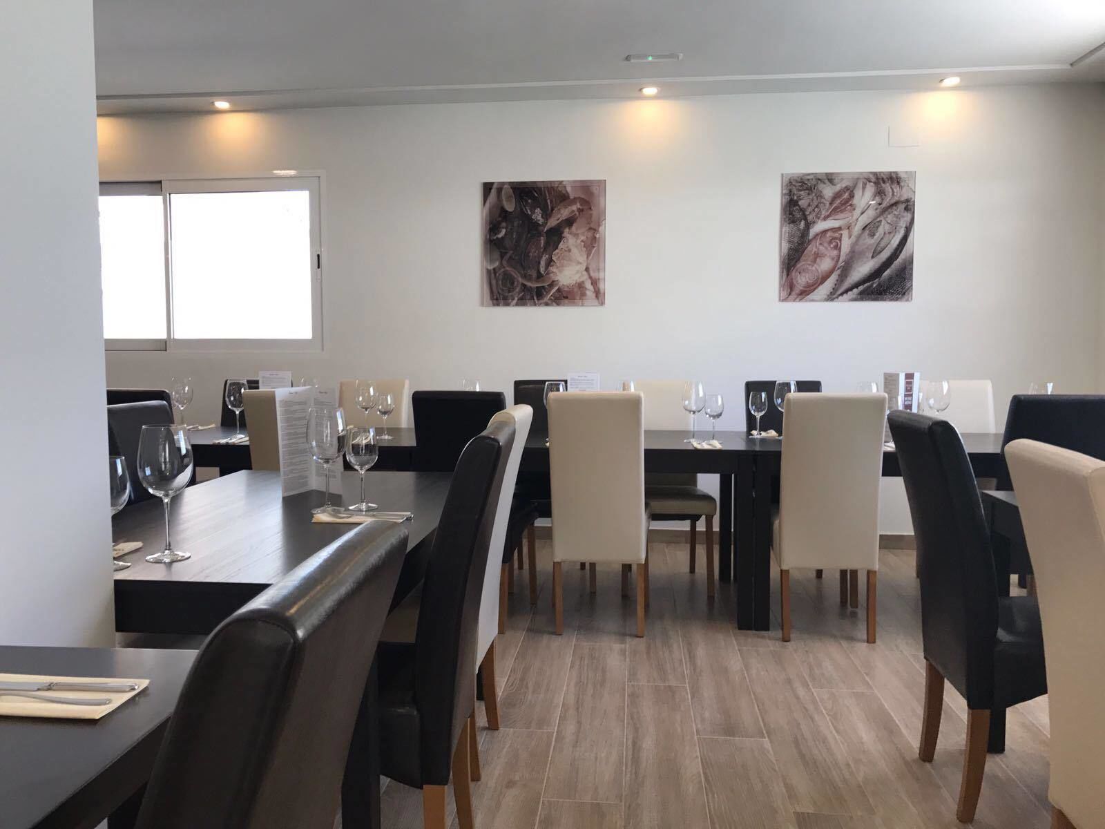 breakfast, lunch and dinner served