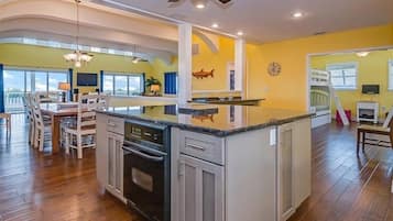 House, 5 Bedrooms | Private kitchen | Fridge, microwave, oven, stovetop