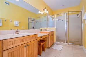 Casa, 5 habitaciones | Baño | Tina y toallas 