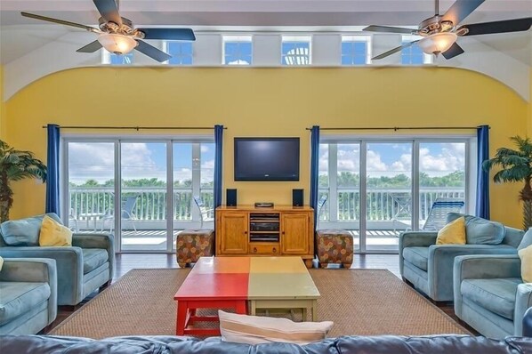 Casa, 5 habitaciones | Área de sala de estar | Televisión de pantalla plana, libros y estéreo 