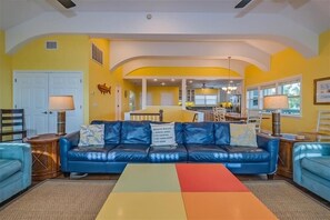 Casa, 5 habitaciones | Sala de estar | Televisión de pantalla plana, libros y estéreo 