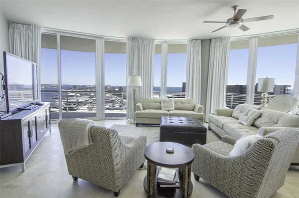 Condo, 4 habitaciones | Área de sala de estar