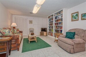 House, 3 Bedrooms | Living room | TV, DVD player