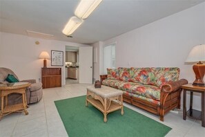 House, 3 Bedrooms | Living room | TV, DVD player