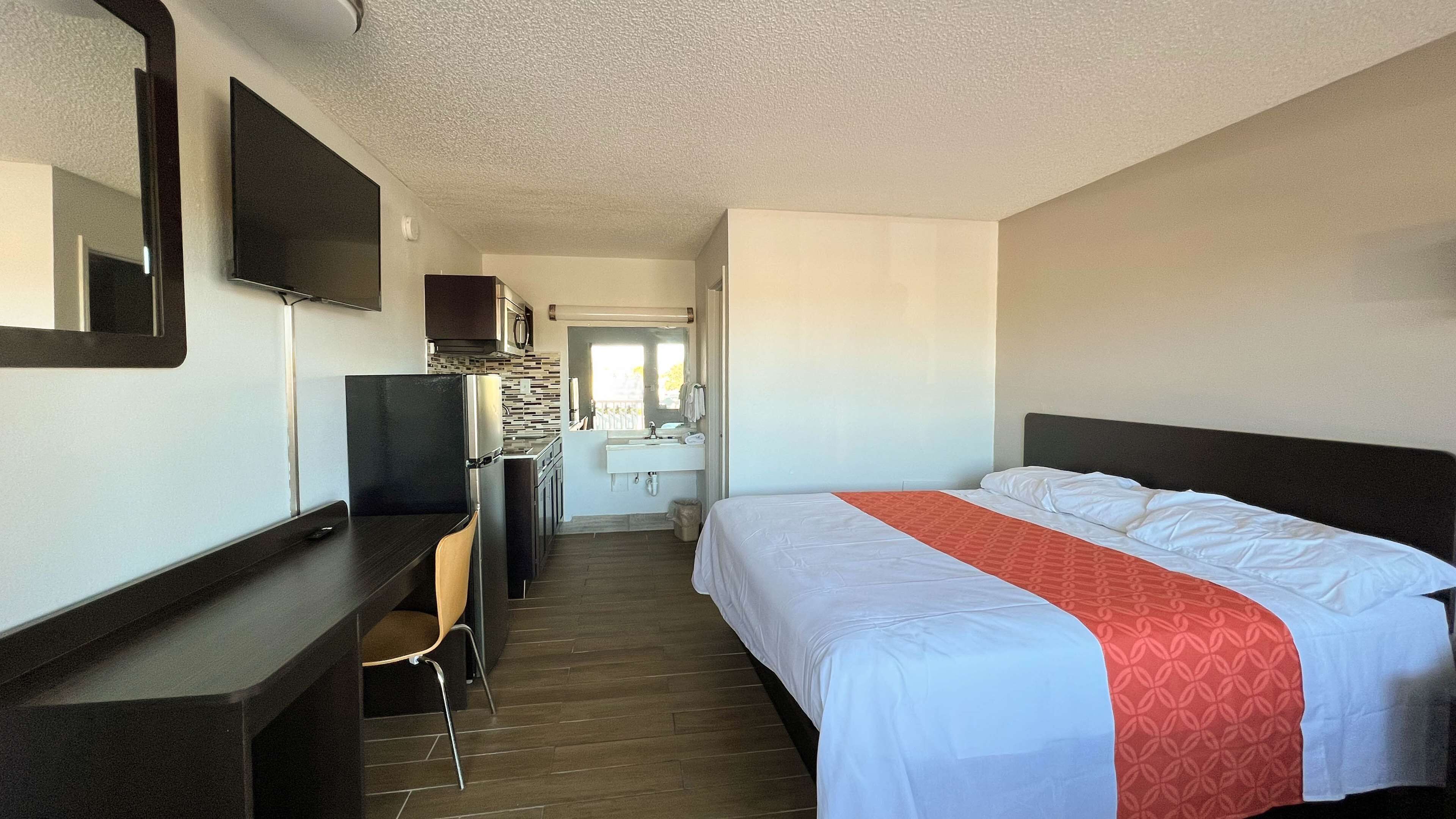 Standard Room, 1 King Bed, Non Smoking, Kitchenette | Blackout drapes, iron/ironing board, free WiFi, bed sheets