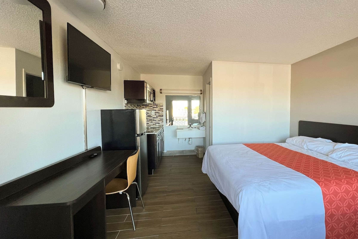 Standard Room, 1 King Bed, Non Smoking, Kitchenette | Blackout drapes, iron/ironing board, free WiFi, bed sheets