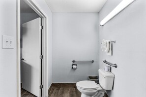 Free toiletries, towels - Studio 6 Wilmington, NC (Wilmington)