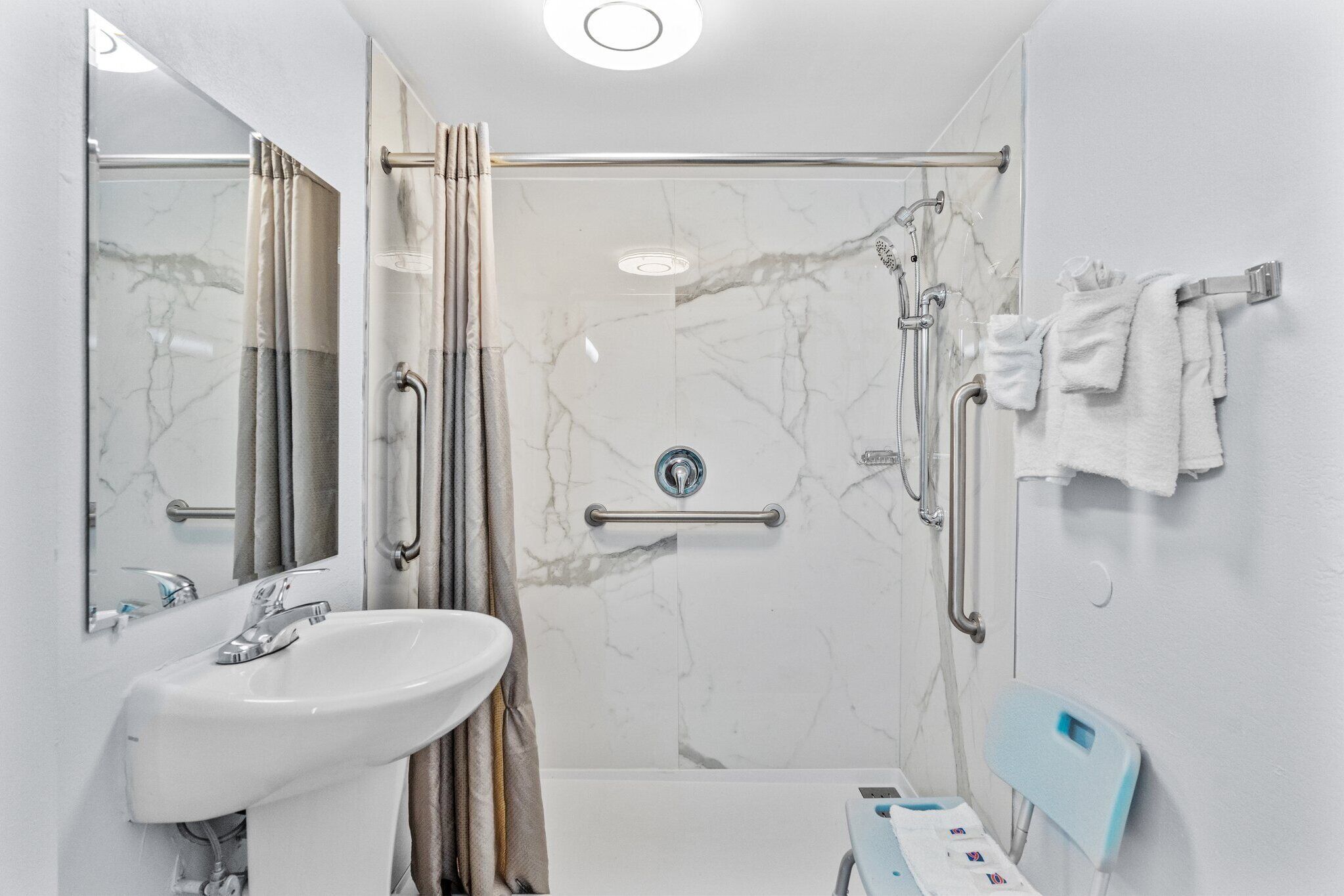 standard room, 1 king bed, accessible, non smoking | bathroom | free toiletries, towels