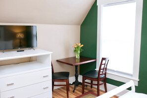 Room, Private Bathroom (Queen Guest Room) | Room service – dining