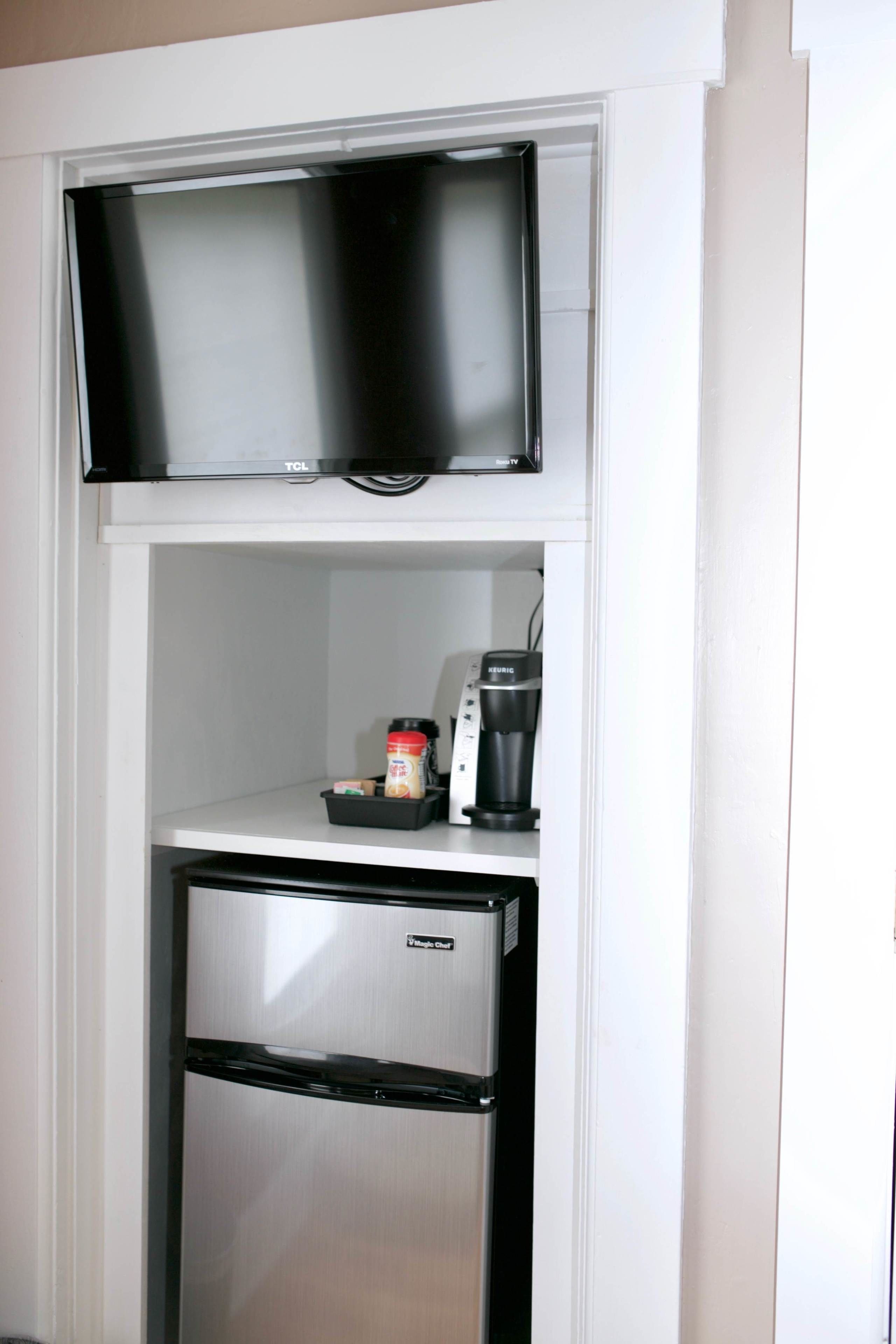 Fridge, coffee/tea maker