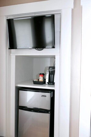 Fridge, coffee/tea maker