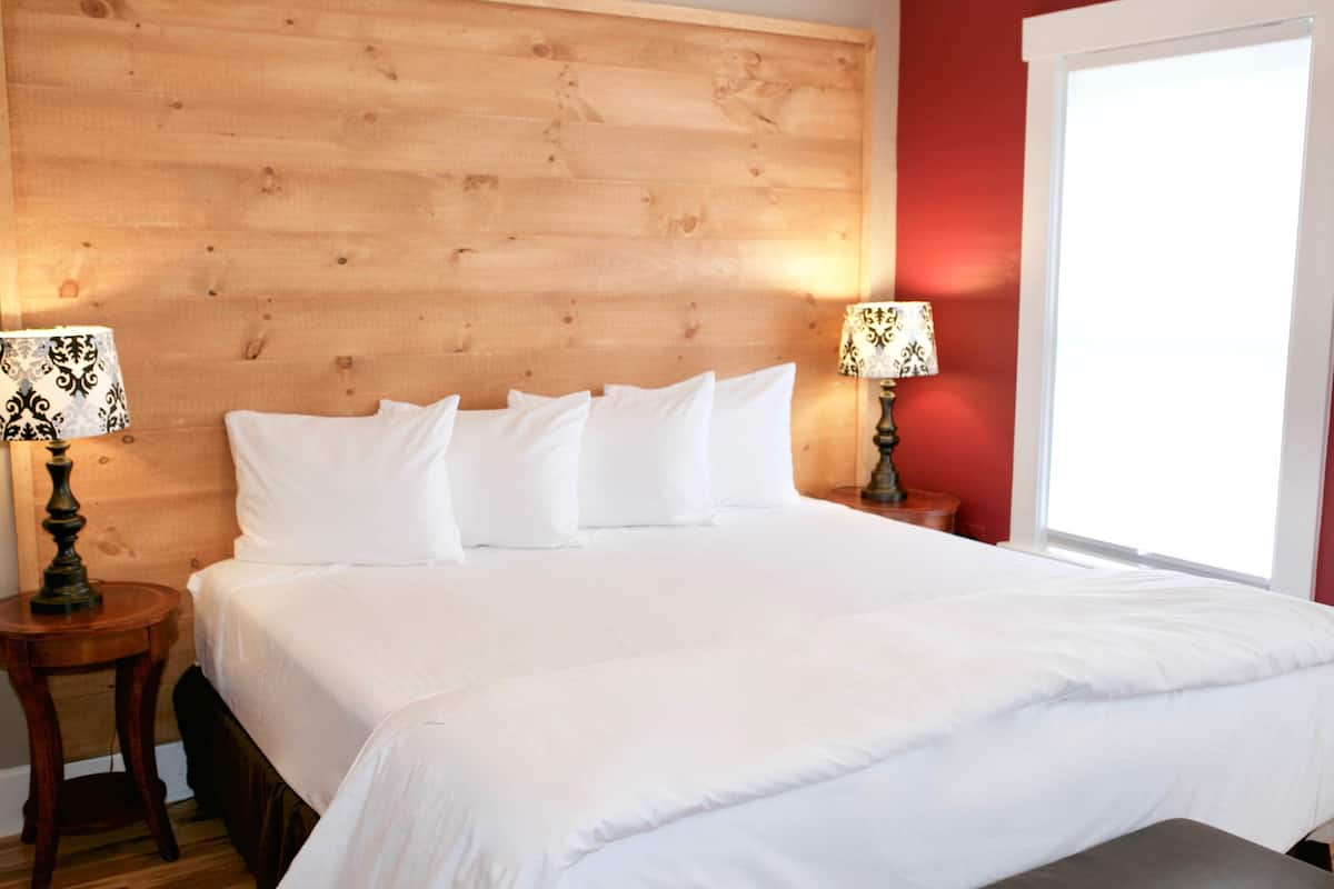 Kamer, privébadkamer (King Guest Room) | Een bureau, geluiddichte muren, een strijkplank/strijkijzer, gratis wifi
