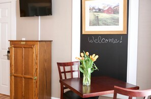 Room, Private Bathroom (King Guest Room) | In-room dining