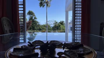 Villa Exclusive, camere multiple, vista oceano parziale, lato piscina | Area soggiorno | TV LED 42 pollici con canali digitali, Netflix, tavolo da ping pong