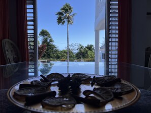 Exclusive-Villa, Mehrere Schlafzimmer, eingeschränkter Meerblick, Poolseite | Wohnbereich