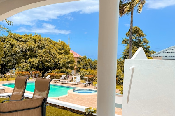 Serviço de café da manhã e jantar, vistas para a piscina