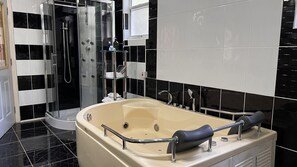 Free toiletries, towels, soap, shampoo - All Nations Guesthouse (Port Antonio)