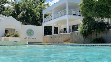 Una piscina al aire libre, tumbonas