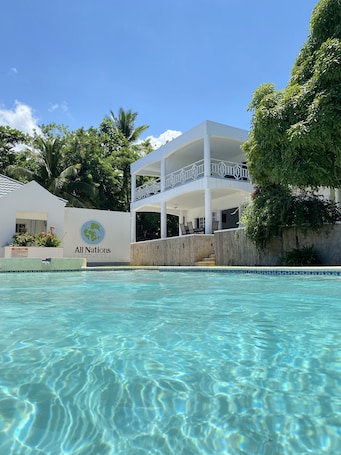 Una piscina al aire libre