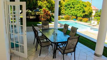 Superior Double Room, 1 King Bed, Pool View, Ground Floor | Outdoor dining