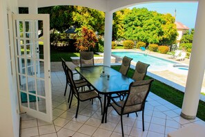 Superior-Doppelzimmer, 1 King-Bett, Poolblick, Erdgeschoss | Speisen im Freien | Frühstück und Abendessen, Blick auf den Pool 