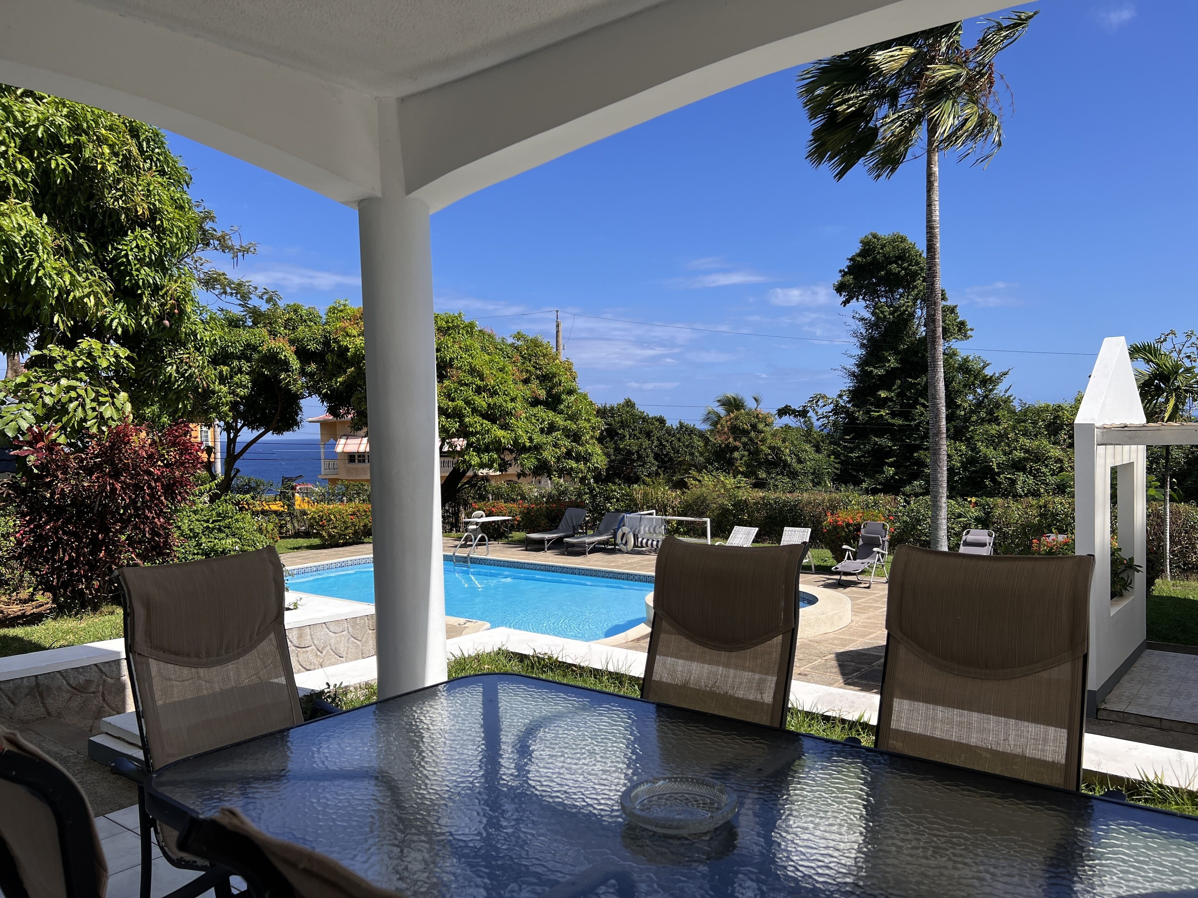 Se sirven desayunos y cenas (con vistas a la piscina) 