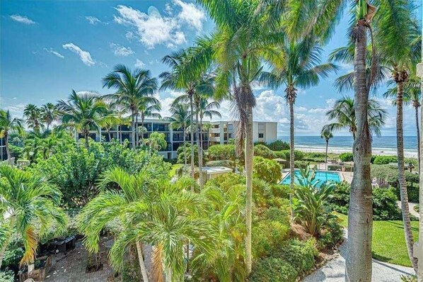 Condo, 2 Bedrooms | Property grounds