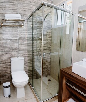 Quarto casal luxo, 1 cama King | Banheiro | Produtos de toalete grátis, secador de cabelo, toalhas de banho 