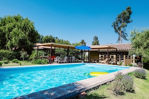Piscine extérieure (ouverte en saison)