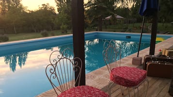 Una piscina al aire libre de temporada