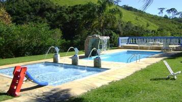 Piscina interna, 3 piscinas externas, espreguiçadeiras