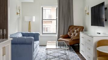 Suite – superior, 1 kingsize-seng med sovesofa | Oppholdsområde | Flatskjerm-TV, fotballspill og bordtennis