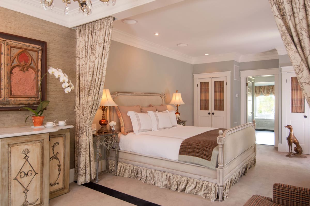 Room, Private Bathroom (Windsor Suite) | Hypo-allergenic bedding available, iron/ironing board, WiFi (free)