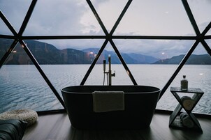 Cabaña, 1 cama de matrimonio, no fumadores, vistas al lago | Ropa de cama de alta calidad, cortinas opacas, sistema de insonorización