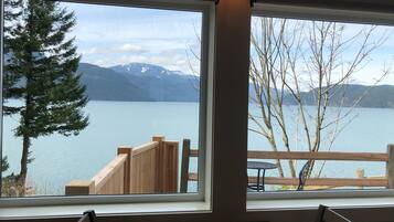 Suite, 1 Tempat Tidur King, akses difabel, pemandangan danau | Seprai premium, tirai kedap cahaya, dan kedap suara