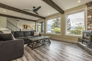 Hus (Lake Front Lodge (Main Residence)) | Oppholdsrom | Flatskjerm-TV