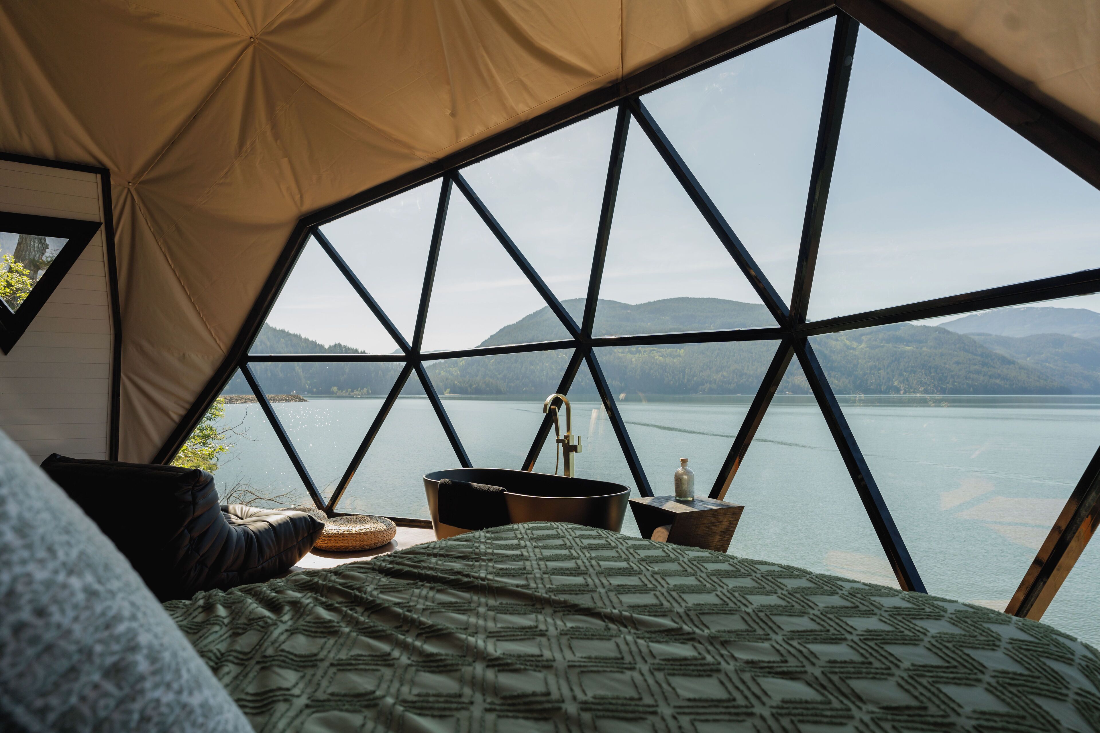 Chalet rustique, 1 grand lit, non-fumeur, vue sur le lac | Literie de qualité, rideaux d’obscurcissement, système d’insonorisation