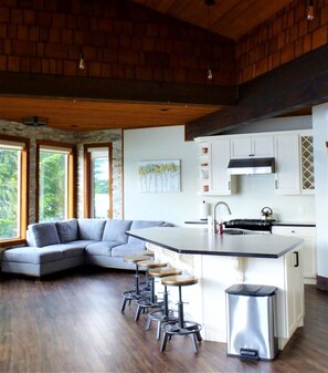Lake Front Lodge (Carriage House) | Premium bedding, blackout drapes, soundproofing, free wired internet - The Lodge on Harrison Lake (Harrison Hot Springs)
