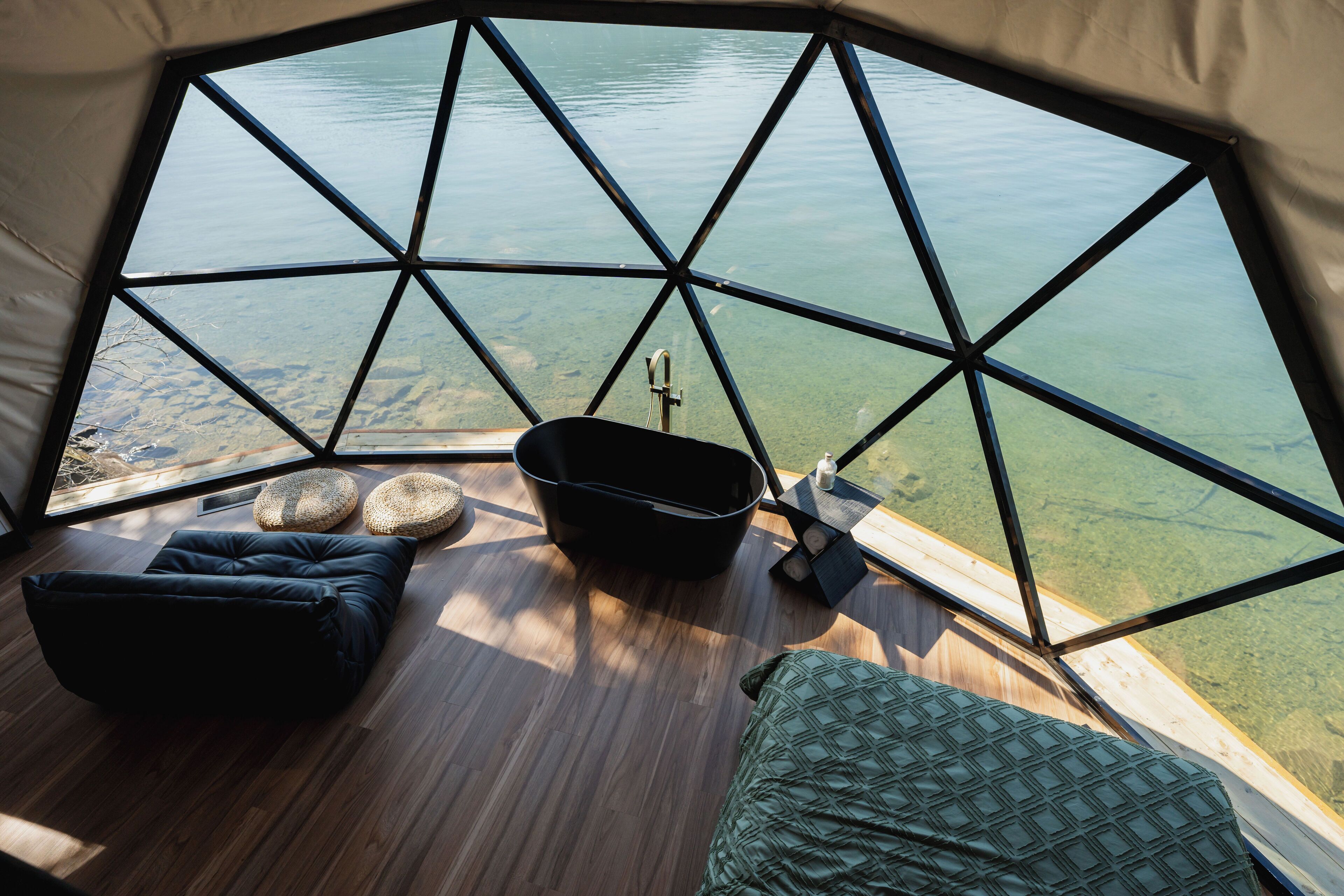 Chalet rustique, 1 grand lit, non-fumeur, vue sur le lac | Literie de qualité, rideaux d’obscurcissement, système d’insonorisation