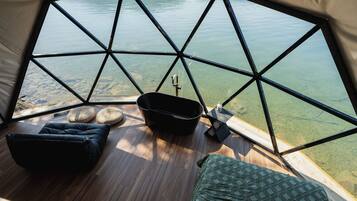 Chalet rustique, 1 grand lit, non-fumeur, vue sur le lac | Literie de qualité, rideaux d’obscurcissement, système d’insonorisation