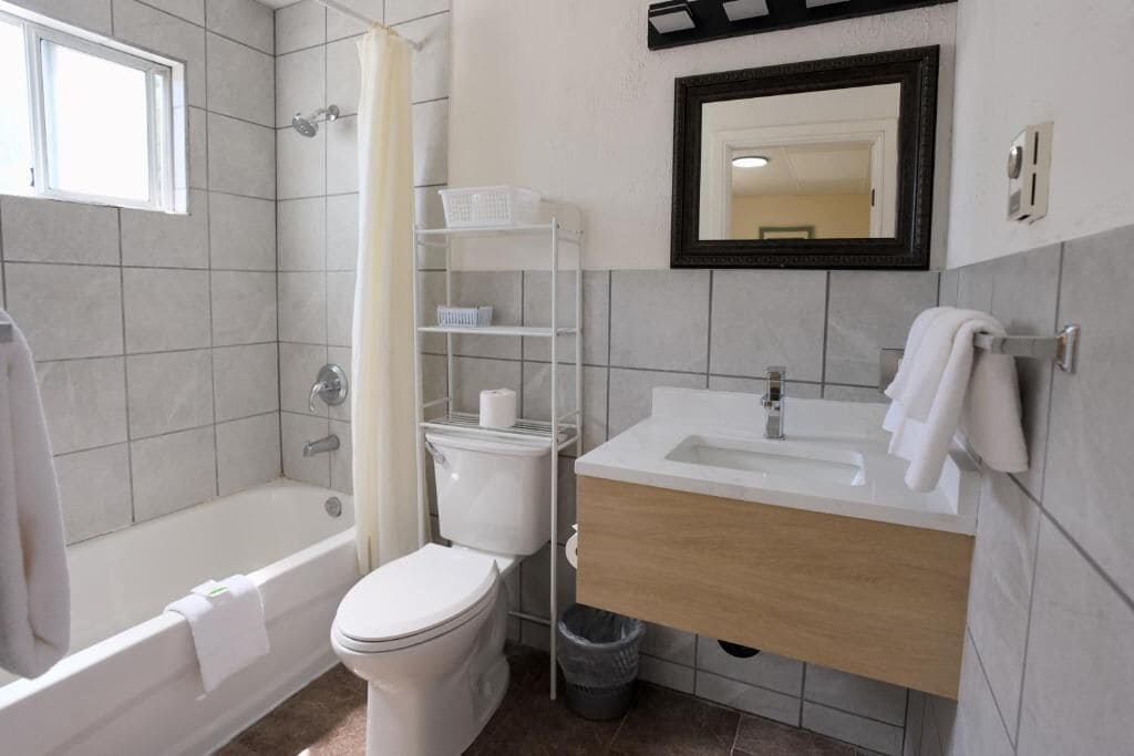Une salle de bain moderne avec une baignoire, des toilettes et un lavabo.