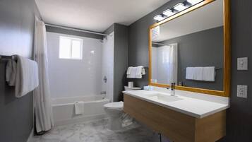 Combined shower/tub, free toiletries, hair dryer, towels
