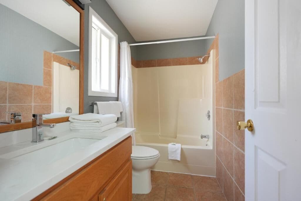 Ein Badezimmer mit Waschbecken, Toilette und Badewanne.