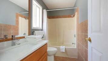 Ein Badezimmer mit Waschbecken, Toilette und Badewanne.