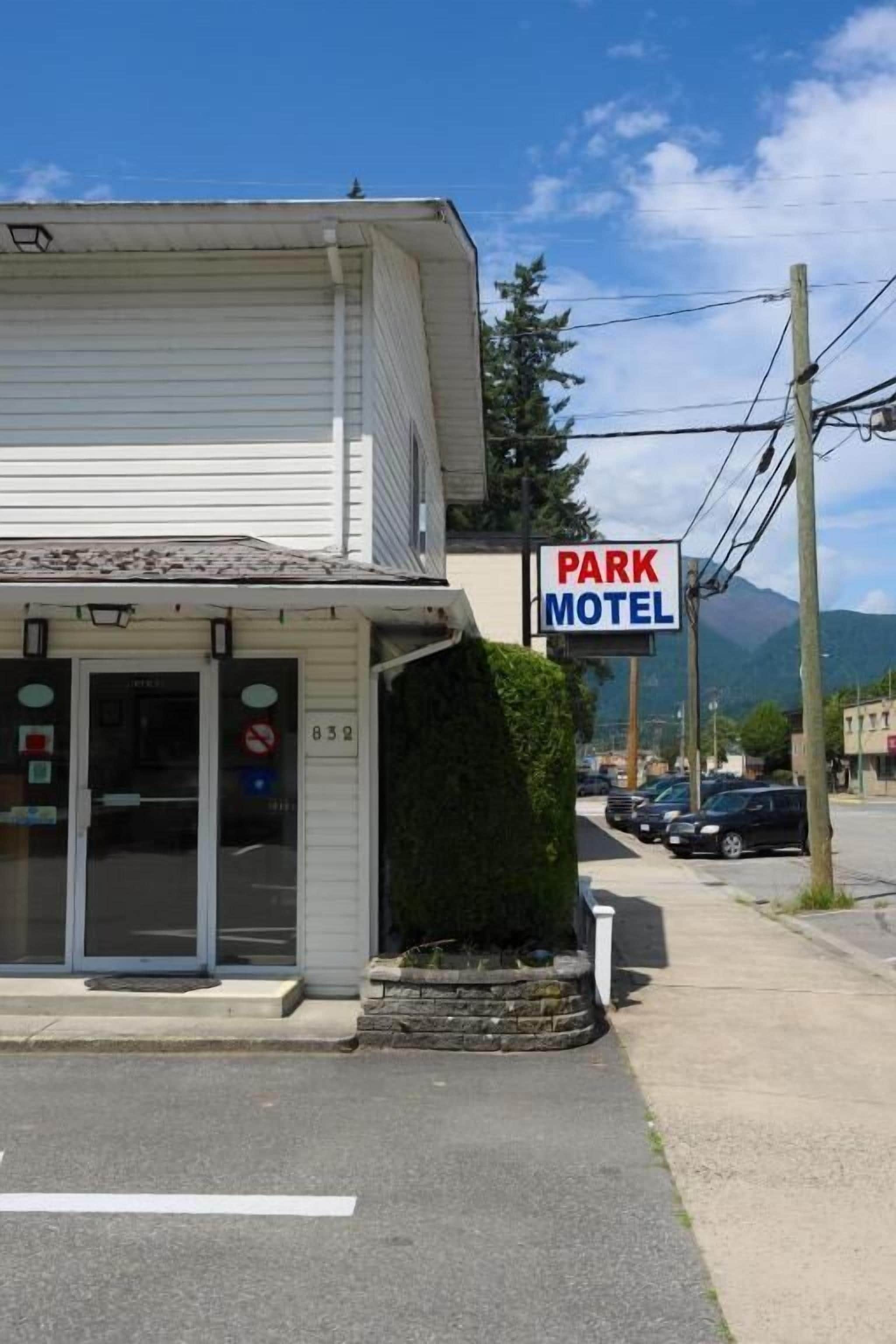 A motel with a sign reading "PARK MOTEL" and a number "832" on the building.