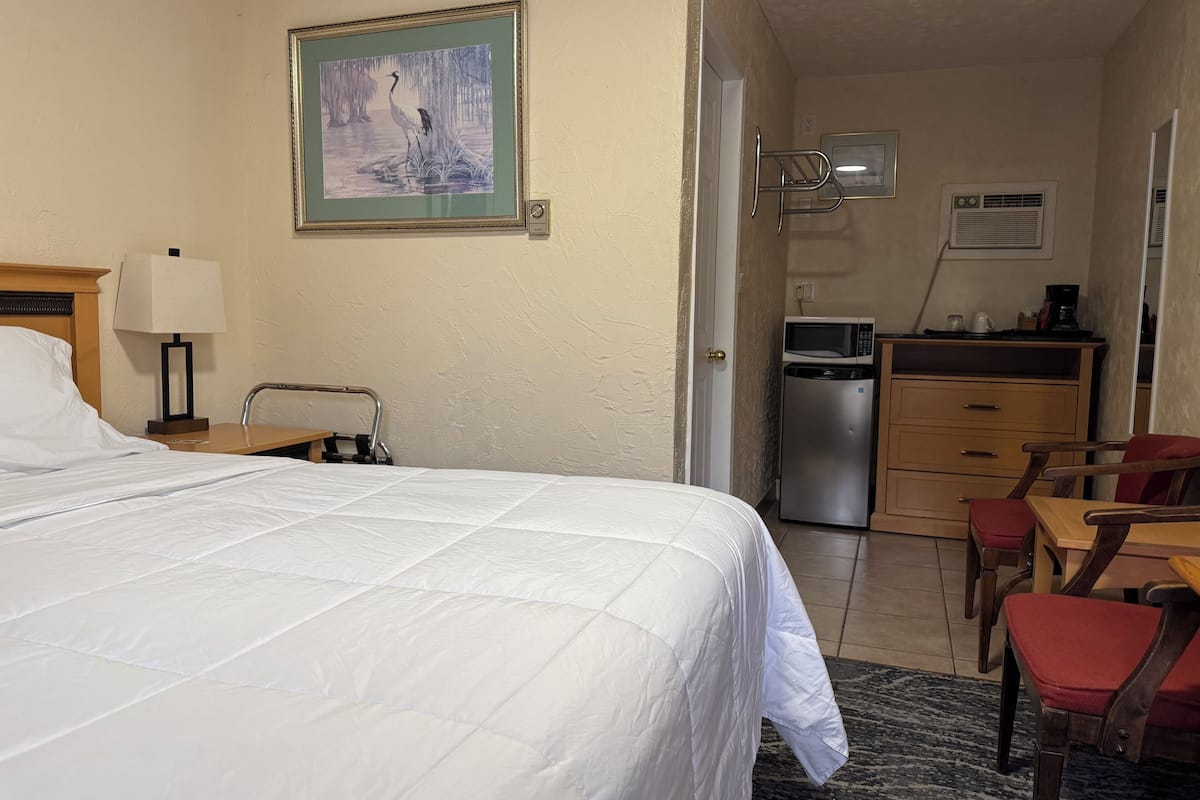 Standard enkelrum - 1 queensize-säng - icke-rökare - utsikt mot bergen | Skrivbord, arbetsyta för laptop, gratis wi-fi och sängkläder