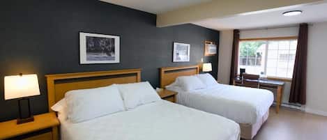 Standaard tweepersoonskamer, 2 queensize bedden, niet-roken, uitzicht op bergen | Een bureau, een laptopwerkplek, gratis wifi, beddengoed