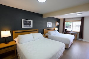 Quarto casal standard, 2 camas Queen, para não fumantes, vista para a montanha | Escrivaninha, espaço de trabalho para notebook, Wi-Fi de cortesia